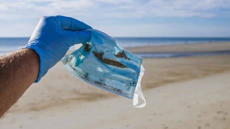 A face mask found during a beach cleanup in Hampton Beach, New Hampshire, July 28, 2020 © Unsplash / Brian Yurasits